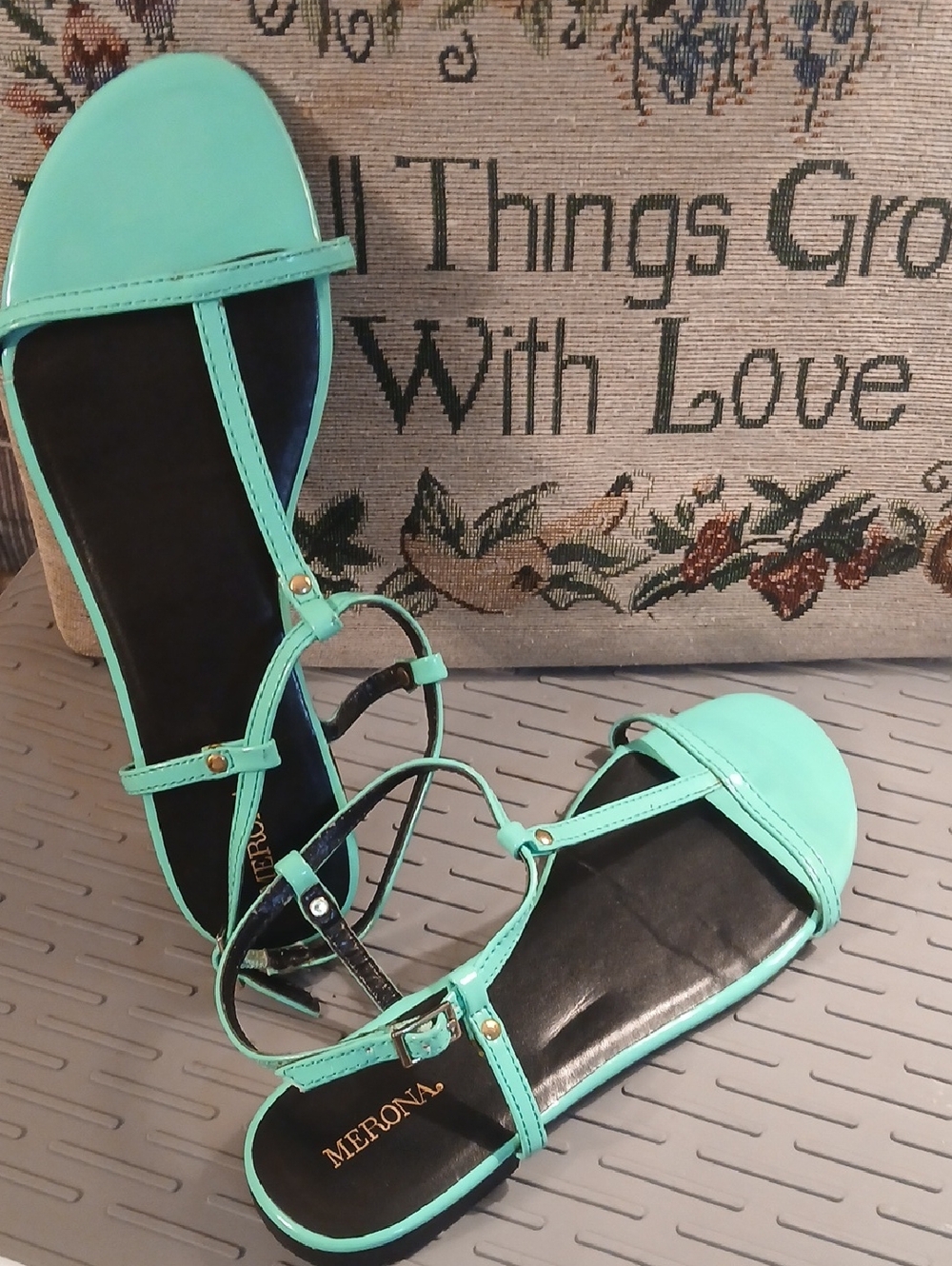 Merona Mint Green Strappy Flat Sandals Size 8.5 "T Strap Sandal NWOT